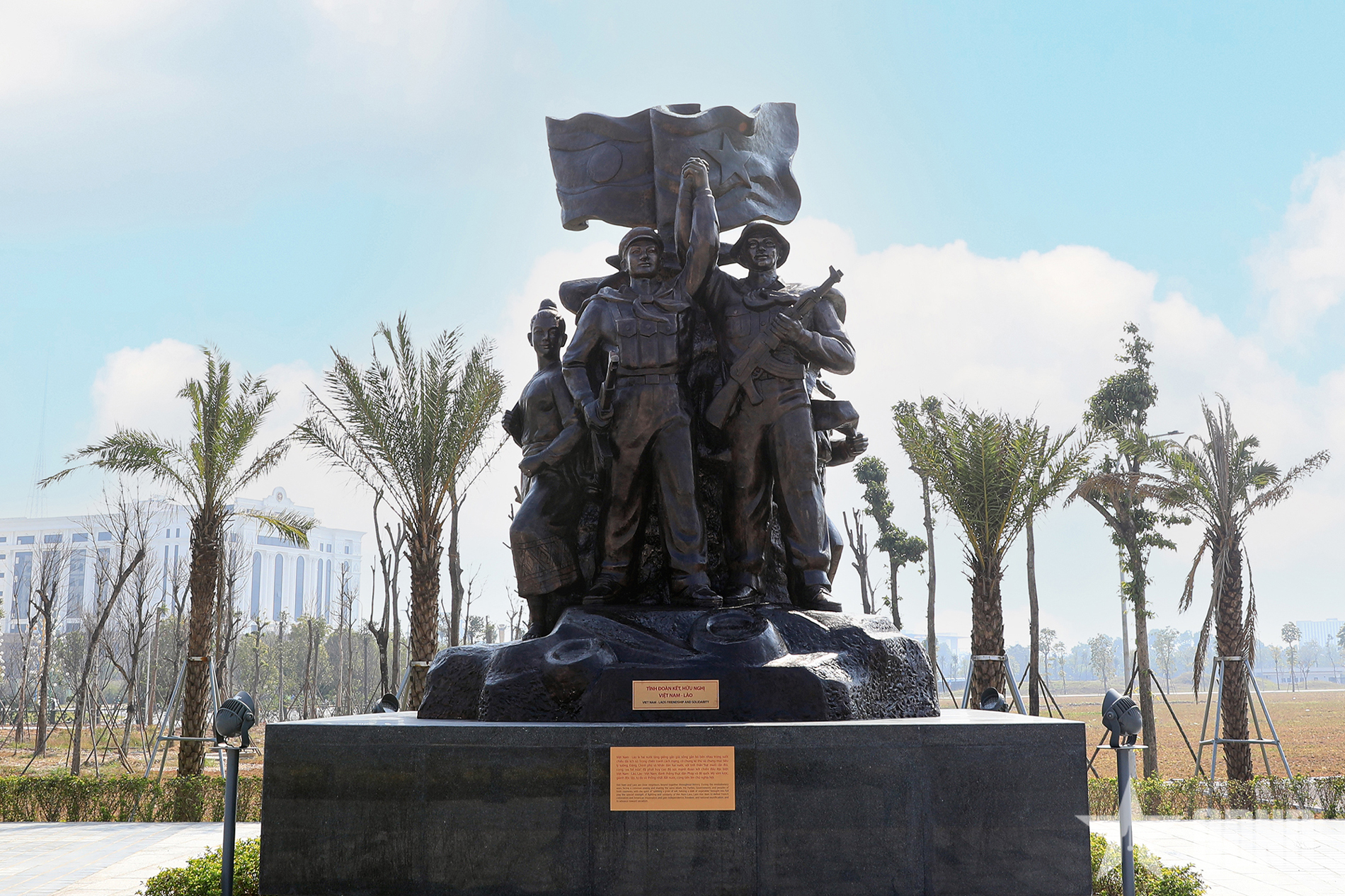 Lắp đặt cụm tượng Tình đoàn kết hữu nghị Việt Nam - Lào